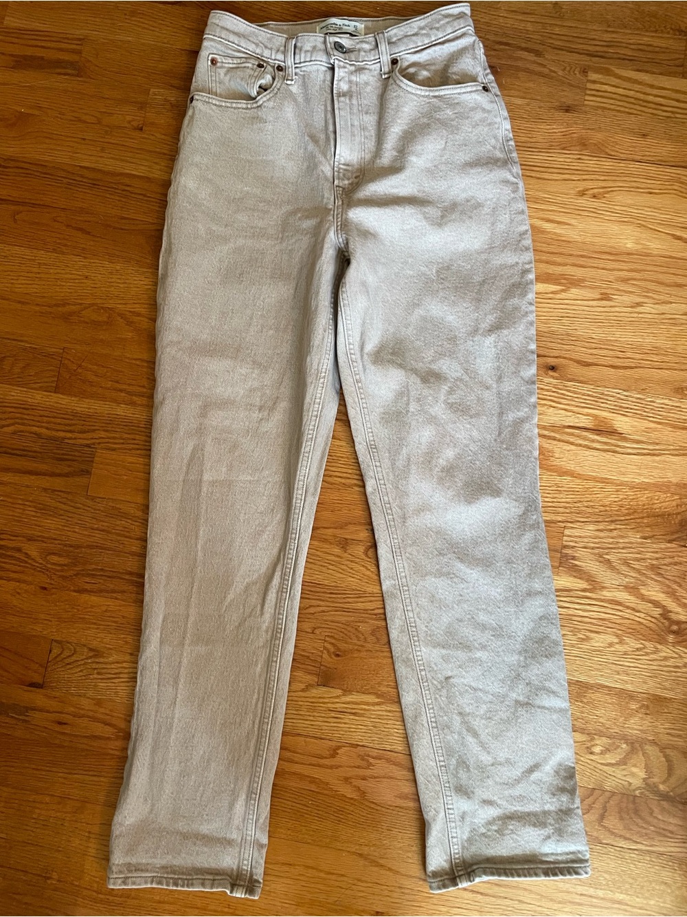 Abercrombie & Fitch High-Rise Straight Jeans in Light Gray